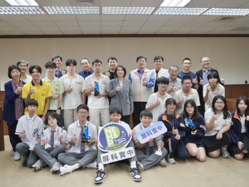 屏東學子勇奪FIRA機器人賽事大滿貫、高中地奧再添佳績，周春米縣長接見，讚揚榮耀屏東